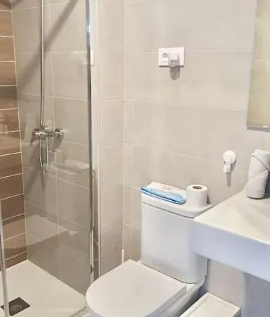 Excelente Habitacion Para Una Persona Con Bano Privado En Piso Compartido Con Una Familia Apartment