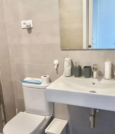 Excelente Habitacion Para Una Persona Con Bano Privado En Piso Compartido Con Una Familia Apartment